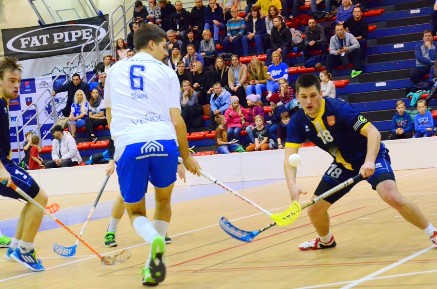 Jānis Akmentiņš (ar 18. numuru) Cēsīs baušķenieku komandas labā guva vienus vārtus un partnerim atdeva vienu rezultatīvu piespēli.
Autors: no lekrings.lv.