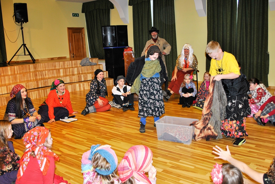 Brāļi Ralfs (no labās) un Rihards Šuherti sacenšas, kurš mugurā uzvilks vairāk drēbju kārtu.
Autors: Vilnis Auzāns