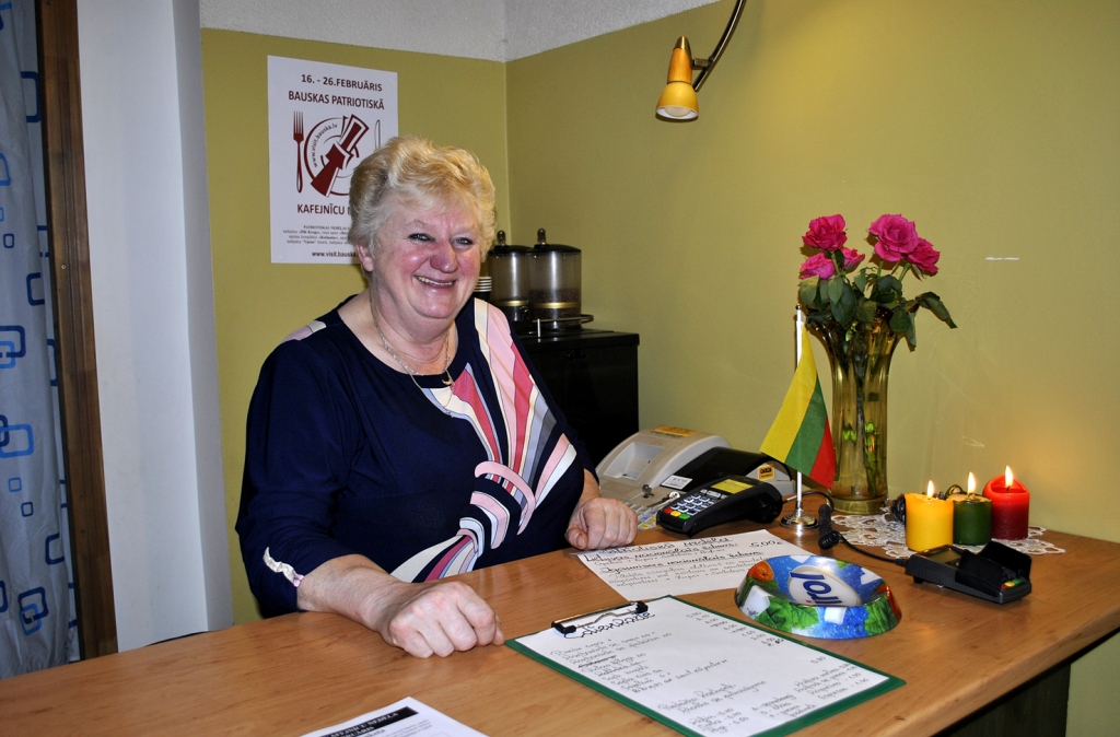 Regīna Ukriņiene Skaistkalnes kafejnīcā «Pie Mēmeles» iegulda kulinārijas prasmi un sirds siltumu.

Autors: Vilnis Auzāns