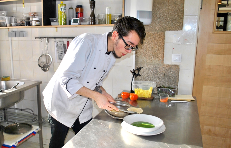 Roberts Grinovs, kafejnīcas «Upene» pavārs, gatavo lietuviešu virteņus ar biezpiena krēma pildījumu un spinātu mērci.
Autors: Vilnis Auzāns