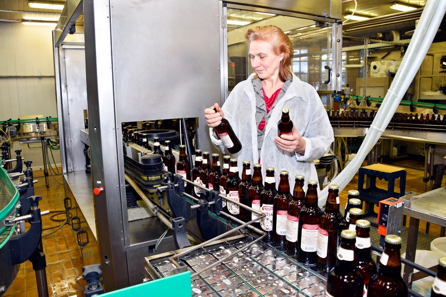 «Bauskas alus» ražošanas direktore Valentīna Ribakova vēro, kā pildīšanas līnijā aizslīd jaunā produkta «Savējais» pirmās pudeles.
Autors: Ivars Bogdanovs