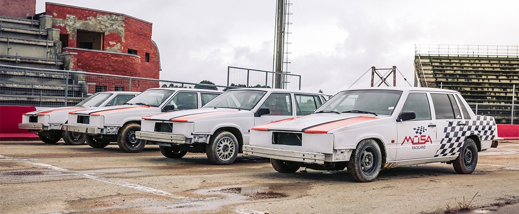 Sacensību dienā pa trasi trauksies zināmie sportisti – Māris Neikšāns, Jānis Berķis un Raimonds Strokšs. Visi trīs startēs kopā ar pārējiem folkreisa dalībniekiem, izmantojot «Mūsa Raceland» kompleksa «Volvo» automašīnas.
Autors: autokross.lv