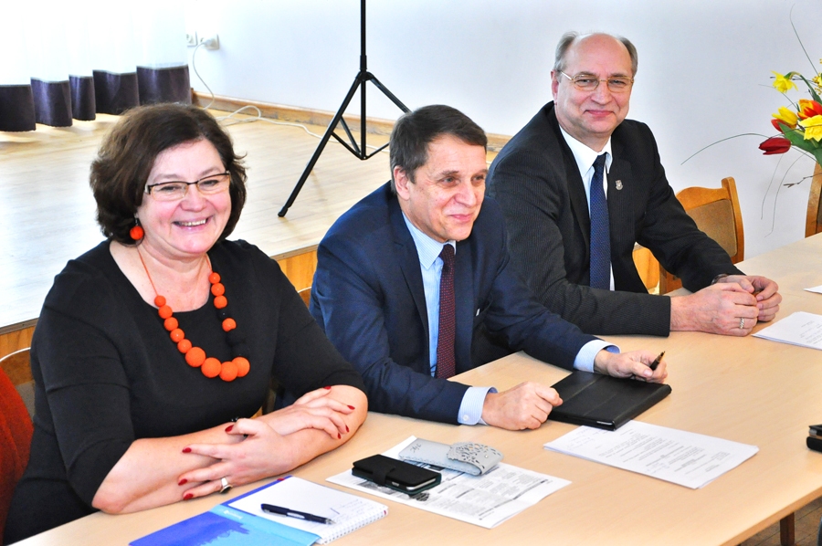 Vecumniekos. Saeimas Valsts pārvaldes un pašvaldības komisijas deputāti Nellija Kleinberga un līdzās – komisijas priekšsēdētāja biedrs Juris Šulcs kopā ar  ZPR attīstības padomes priekšsēdētāju Leonu Līdumu.
Autors: Žanna Zālīte