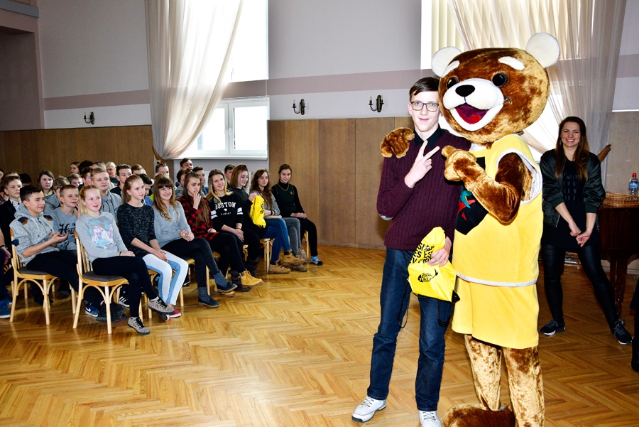 Kaspars Kalējs, Bauskas Valsts ģimnāzijas 10.b klases audzēknis, zināja nosaukt piecus pēdējos Latvijas prezidentus, par ko dabūja balvu. Kopā ar skolasbiedriem viņš piedalījās «ZZ čempionāta» 11. sezonas atklāšanas pasākumā.
Autors: Ivars Bogdanovs