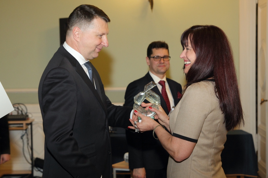 Andu Kuzmu sveic Latvijas Valsts prezidents Raimonds Vējonis,
Autors: Toms Grīnbergs