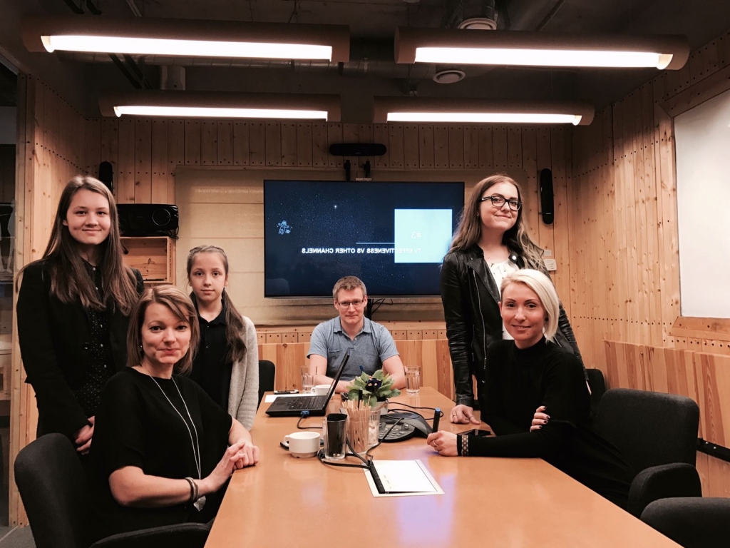 Elisone Kriščune (labajā pusē) ēnoja projektu vadītāju Solvitu Jirgensoni.
Autors: No albuma.