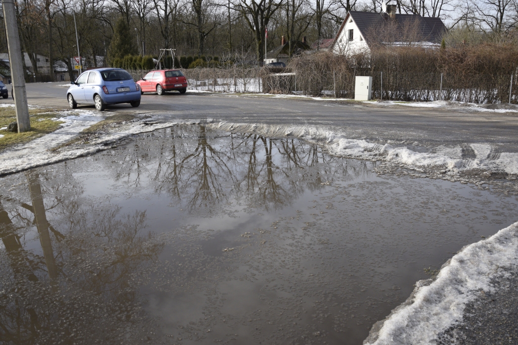 Peļķe Raiņa ielā nosedz iebrauktuvi uz Veselības centru, sociālo dienestu un neatliekamās palīdzības staciju.
Autors: Ivars Bogdanovs