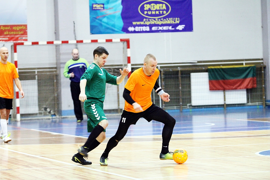 Raivis Miļūns (ar bumbu) – turnīra MVP jeb vērtīgākais spēlētājs.