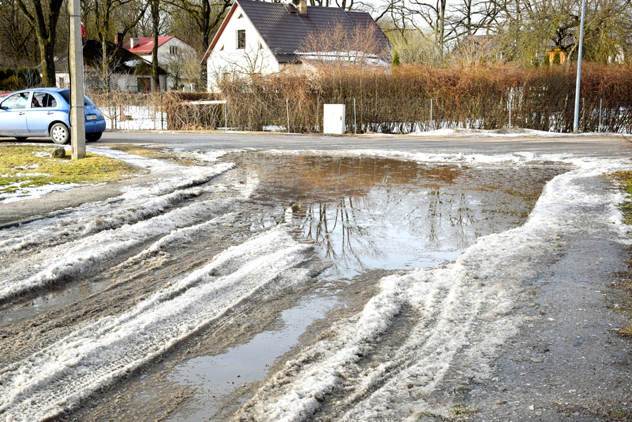 Peļķe Raiņa ielā nosedz iebrauktuvi uz Veselības centru, sociālo dienestu un neatliekamās palīdzības staciju.
Autors: Ivars Bogdanovs