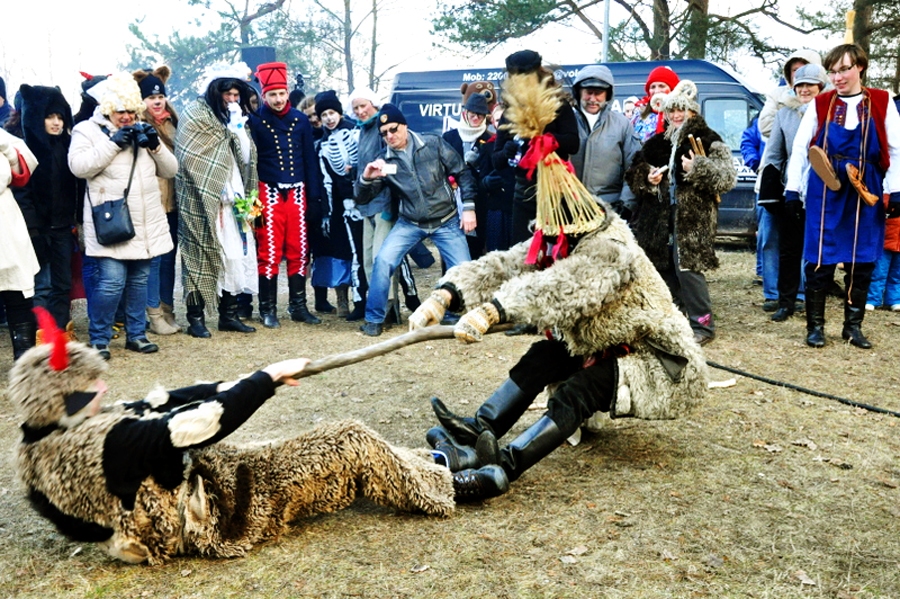 Meteņbērni ļāvušies trakulībām, cenšoties cits citu pārspēt.
Autors: Žanna Zālīte