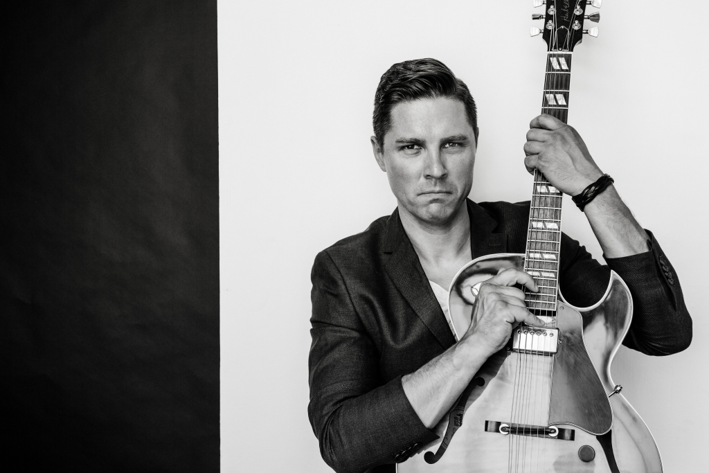 Ģitārists Mārcis Auziņš martā dosies Latvijas koncerttūrē, kuras nosaukums ir tāds pats kā pērnruden iznākušajam debijas albumam – «Viens».
Autors: Publicitātes foto.