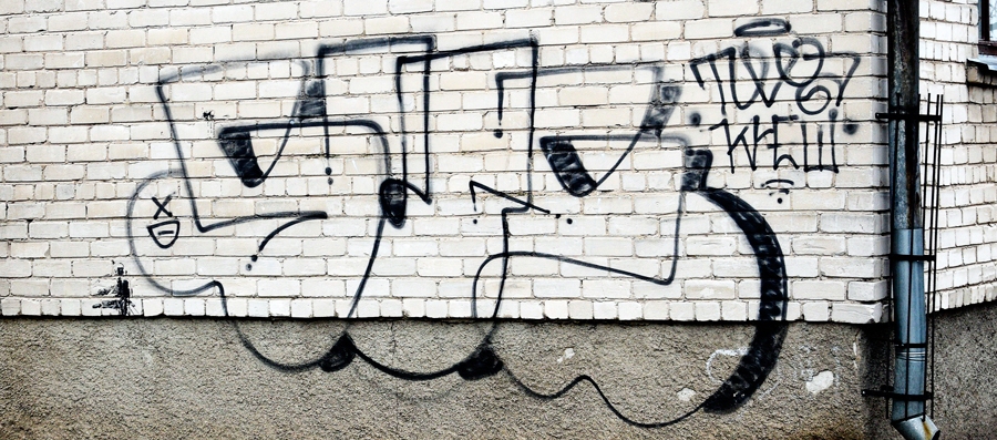 Vairāki nami pilsētā pēdējo mēnešu laikā tikuši neglīti apķēpāti. Policija aizturējusi iespējamo Bauskas ēku fasāžu apzīmētāju.
Autors: Ivars Bogdanovs