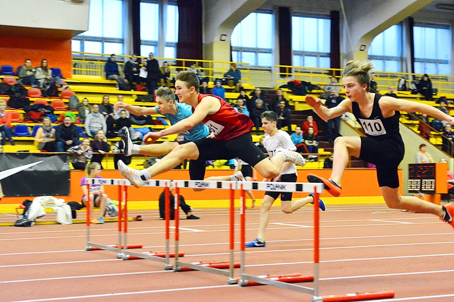 Aksels Griba (sarkanā kreklā) barjerskriešanā izcīnīja sudraba godalgu.
Autors: Romualds Vombuts, lat-athletics.lv