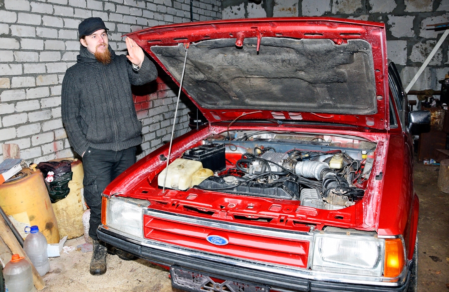 Kristaps Dilēvičs pie savas «sarkanās bitītes» – «Ford Granada».
Autors: Ivars Bogdanovs