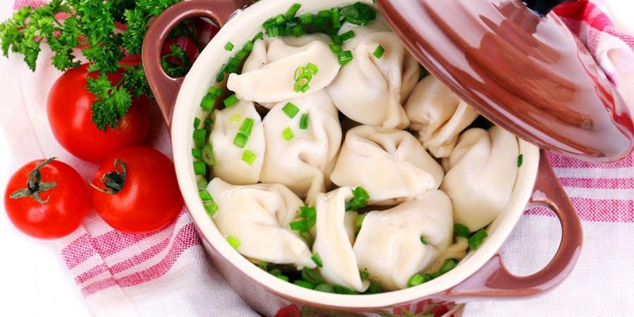 Pelmeņu gatavošana, īpaši tad, ja netiek izmantota speciāla veidne, ir lielisks veids, kā pavadīt radošu pēcpusdienu vai vakarpusi kopā ar bērniem. Līdzīgi kā piparkūku gatavošana, arī pelmeņu lipināšana aizrauj un var kalpot par alternatīvu datorspēlēm.
Autors: no idealla.ru