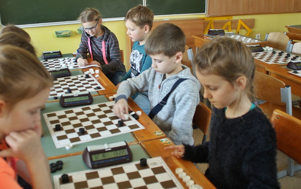 Bauskas novada BJSS U10 vecuma grupas komandai trešā vieta Latvijas čempionātā. No labās – Keita Enija Platā, Jurģis Stīpnieks, Emīls Zvirbulis un Elza Zandere.
Autors: Uldis Varnevičs