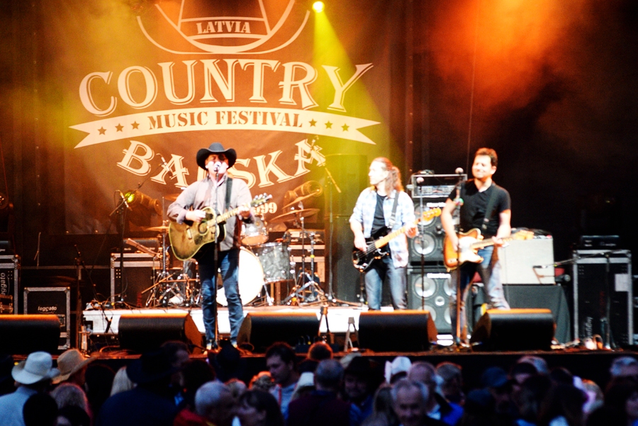 Kantrimūzikas festivāli veicina Bauskas pazīstamību, tālab dome finansiāli tos atbalsta, lai gan to rīkotāja Mārtiņa Ružas vadītajai SIA «Country mūzikas apvienība» ir nodokļu parāds.
Autors: no «Bauskas Dzīves» arhīva.