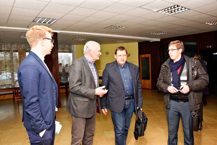 Grenctāles kultūras namā par ceļu stāvokli diskutē Satiksmes ministrijas autoceļu nodaļas vadītājs Klāvs Grieze (no kreisās), Ceraukstes pagasta pārvaldes vadītājs Viesturs Janševskis, biedrības «Latvijas Ceļu būvētājs» izpilddirektors Zigmārs Brunavs un sabiedriskais aktīvists brunavietis Artis Červinskis.
Autors: Ivars Bogdanovs