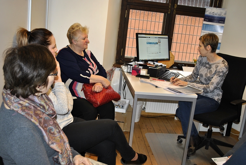 Bauskas tūrisma informācijas centra vadītāja Inese Turkupole-Zilpure (no labās), izmantojot īpašu datorprogrammu, noskaidro akcijas uzvarētājus.
Autors: Vilnis Auzāns