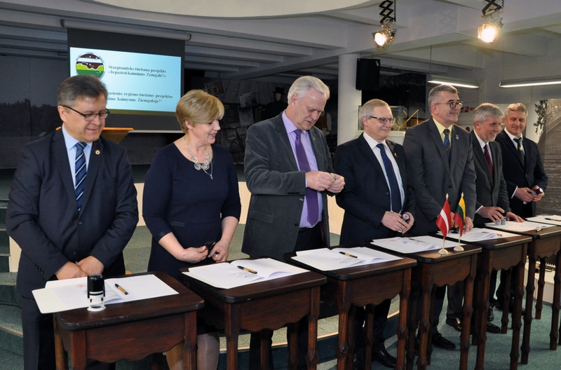 Bauskas, Iecavas, Rundāles, Vecumnieku novada, Biržu, Pasvales un Pakrojas pašvaldības vadītāji 1. martā Pasvalē parakstīja sadarbības līgumu par starptautiska tūrisma projekta «Iepazīsti kaimiņus Zemgalē!» realizāciju.
Autors: Žanna Zālīte