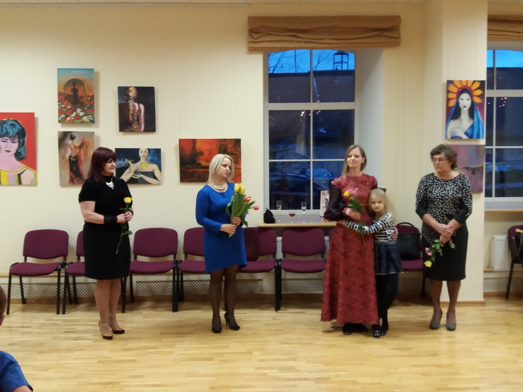 Mākslinieces Gitu Kravalu (no kreisās), Lidiju Kudapu (no labās) un Gintu Zaumani izstādes atklāšanā sveica kultūras nama speciāliste Laimrota Jaunzeme.
Autors: Antra Ērgle