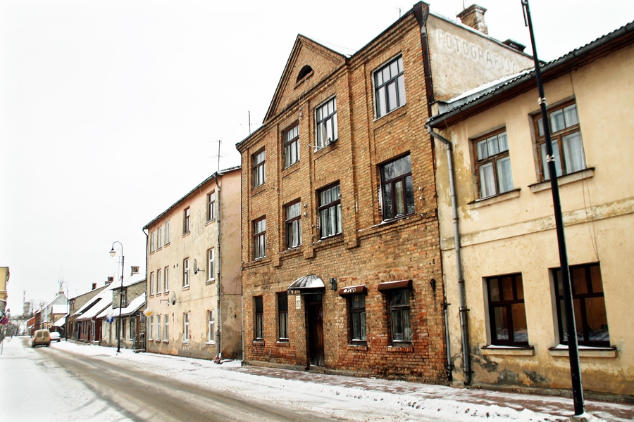 Atbalstu ēkas energoefektivitātes uzlabošanai var pieteikt arī namus, kas celti pirms Otrā pasaules kara. Tādi ir Bauskas vecpilsētā – Rīgas un Plūdoņa ielā. Problēmas – mazais dzīvokļu skaits sadārdzina izmaksas, turklāt gandrīz visas šīs mājas uzrauga kultūras pieminekļu sargi. Reizumis renovācija šādās mājās nevar skart fasādes ārpusi, tāpēc siltināšana būs mazāk efektīva un pretendēs uz mazāku grantu. Ja kāda nama iedzīvotāji plāno lielāku renovāciju, ir vērts painteresēties par iespēju saņemt Eiropas Savienības līdzfinansējumu.
Autors: Uldis Varnevičs