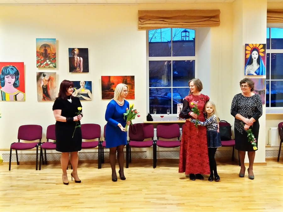 Mākslinieces Gitu Kravalu (no kreisās), Lidiju Kudapu (no labās) un Gintu Zaumani izstādes atklāšanā sveica kultūras nama speciāliste Laimrota Jaunzeme.
Autors: Antra Ērgle