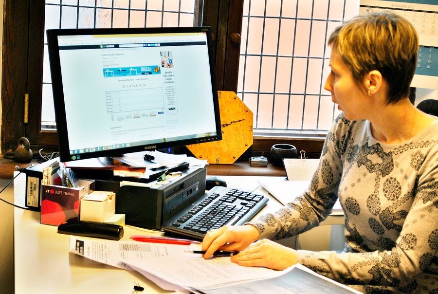 Inese Turkupole-Zilpure, Bauskas tūrisma informācijas centra vadītāja, ar īpašu datorprogrammu noskaidro akcijas uzvarētājus.
Autors: Vilnis Auzāns