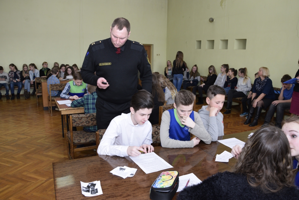 Bauskas sākumskolas sesto klašu audzēkņi pirmdien, 6. martā, zināšanas par pašu drošību nostiprināja īpašā konkursā Valsts ugunsdzēsības un glābšanas dienesta (VUGD) Bauskas daļas lielajā zālē.
Autors: Ivars Bogdanovs