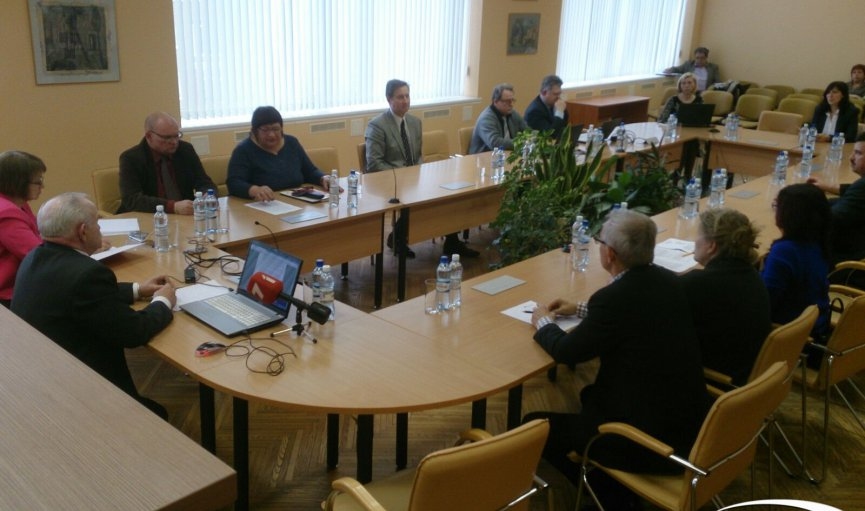 Bauskas novada domes sēdē 6. martā 11 klātesošie deputāti vienbalsīgi nobalsoja par pieprasījumu Ministru kabinetam izsludināt ārkārtas situāciju novadā.
Autors: Aija KIinca, LTV