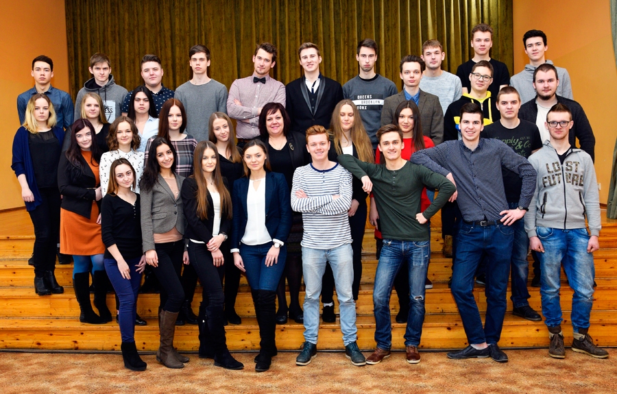 Iecavas vidusskolas 12.a un 12.b draudzīgā kopbildē.
Autors: Ivars Bogdanovs