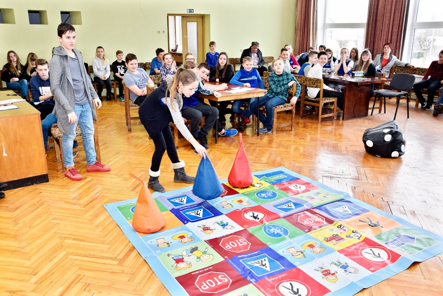 Elza Vārna, Bauskas sākumskolas 6.b klases skolniece, izpilda uzdevumu viktorīnā.
Autors: Ivars Bogdanovs