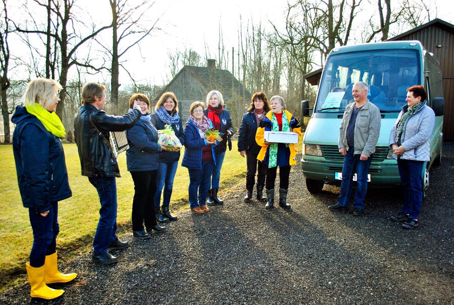 Saimniecībā «Vites» Ceraukstes pagasta zemniekus Margaritu un Arnoldu Kugrēnus sveic Bauskas lauku konsultāciju biroja darbiniece Ieva Litiņa (no kreisās), muzikants Albīns Baļčūns, konsultantes Velta Puža, Dace Griķe, Anita Vismane, Dace Medne, Aija Daģe un Eleonora Maisaka.
Autors: Vilnis Auzāns