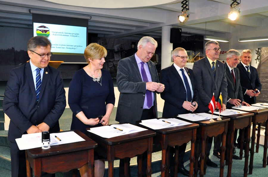 Tūrisma projekta «Iepazīsti kaimiņus Zemgalē!» līgumu parakstīja Bauskas, Iecavas, Rundāles, Vecumnieku novada, Biržu, Pasvales un Pakrojas pašvaldības vadītāji.
Autors: Žanna Zālīte
