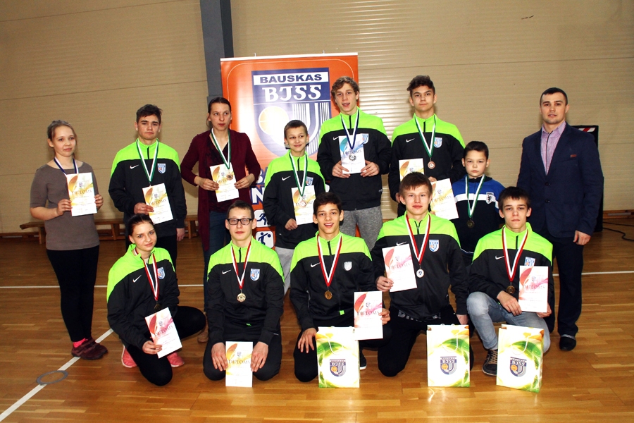 Andrejs Vasiļjevs (no labās) kopā ar jaunajiem cīkstoņiem.
Autors: Uldis Varnevičs