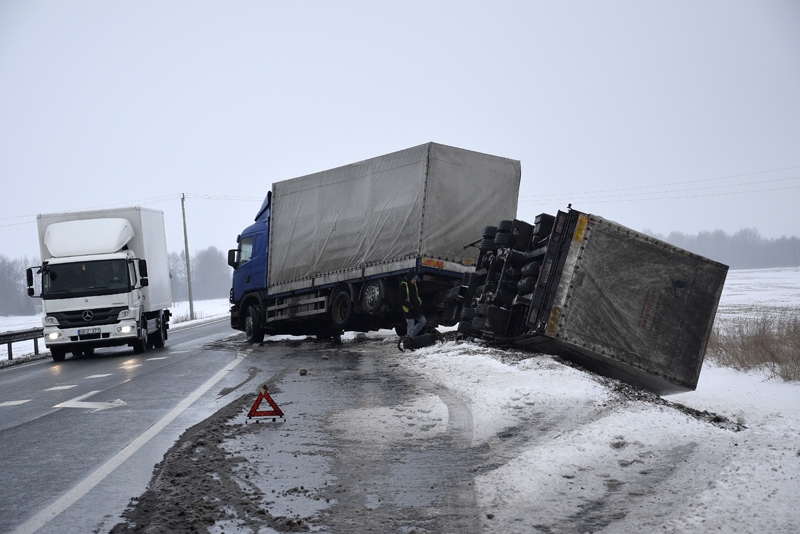 Uz maģistrāles A7 slidenās brauktuves Brunavas pagastā šoferis nespēja savaldīt savu kravas auto. Mašīnas piekabe iegāzās grāvī.
Autors: Ivars Bogdanovs
