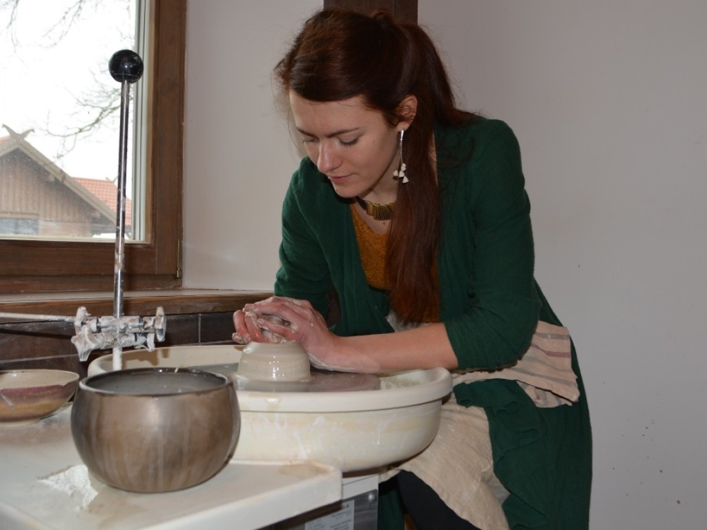 Laima Grigone pastāstīja, ka produkcijas mērķauditorija ir sievietes, kas vēlas skaistas lietas mājā. Turklāt ar rokām darinātā produkcija ir svarīga cilvēkiem, kas piekopj veselīgu dzīvesveidu.
Autors: rundale.lv