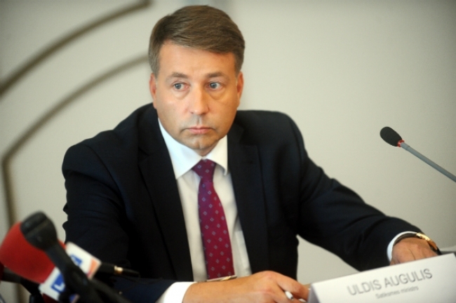 Satiksmes ministrs Uldis Augulis (ZZS) atbildi Bauskas novada domei par valsts autoceļu ar grants segumu stāvokli gatavos pēc piektdien, 10.martā, paredzētās Ceļu satiksmes drošības padomes sēdes.
Autors: apollo.lv