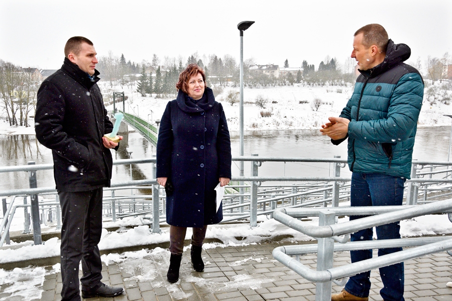 Baušķenieks Jānis Dzenis (no labās) jauno gājēju tiltu pār Mūsu vērtē atzinīgi, pašvaldības speciālistiem Laimai Bergai un Mārtiņam Vilciņam iesakot turpināt labiekārtošanu upes labajā krastā, kā arī uzbūvēt paredzēto infrastruktūru Bērzkalnu pusē.
Autors: Ivars Bogdanovs