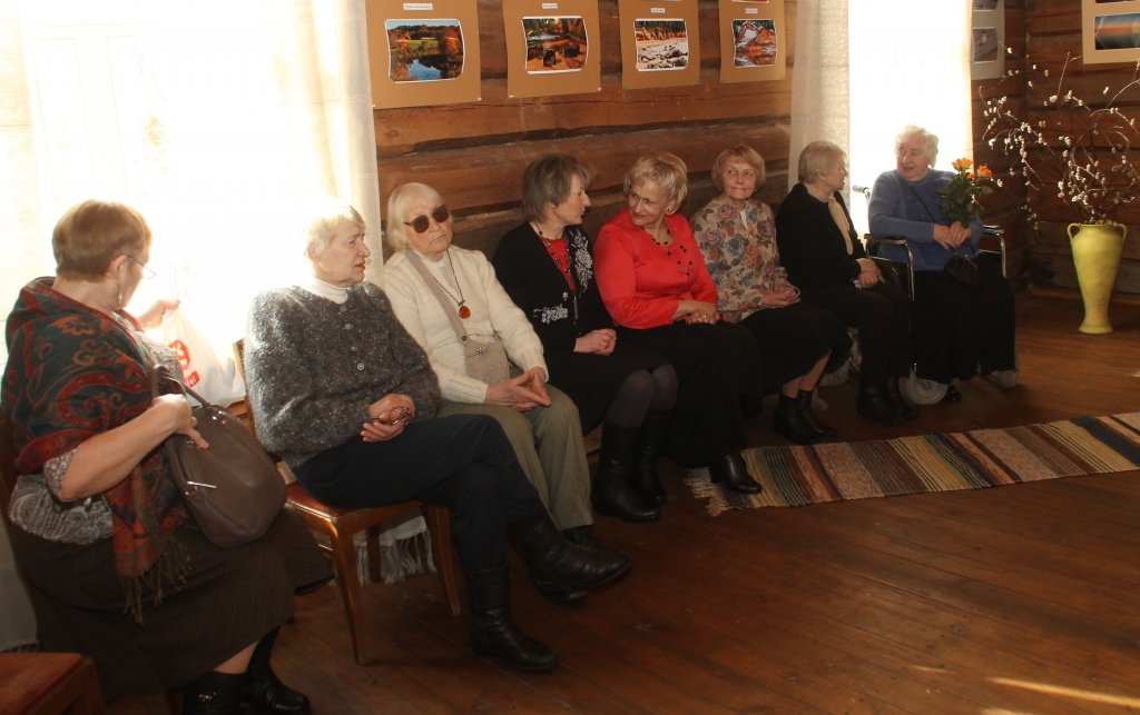 Klubiņa «Brūklenājs» dalībnieces desmit gadu jubileju svinēja muzejā «Zvanītāju Bukas».
Autors: Uldis Varnevičs