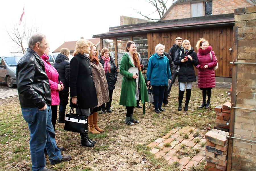 Laima Grigone (vidū) iepazīstina viesus ar māla trauku cepļa darbību.
Autors: Uldis Varnevičs