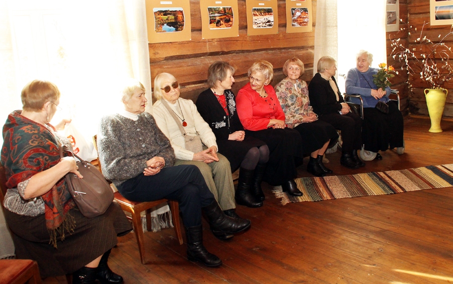 Klubiņa «Brūklenājs» dalībnieces desmit gadu jubileju svinēja muzejā «Zvanītāju Bukas».
Autors: Uldis Varnevičs
