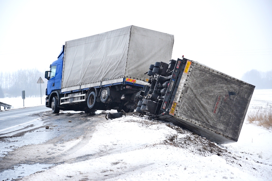 Brunavas pagastā uz maģistrāles A7 slidenās brauktuves šoferis nespēja savaldīt kravas auto, un mašīnas piekabe iegāzās grāvī.
Autors: Ivars Bogdanovs