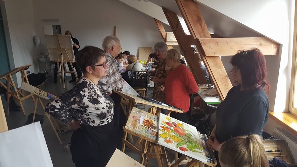 Iecavnieki biedrības «RaDam» organizētā mākslas studijā var iemēģināt roku gleznošanā un zīmēšanā.
Autors: No albuma.