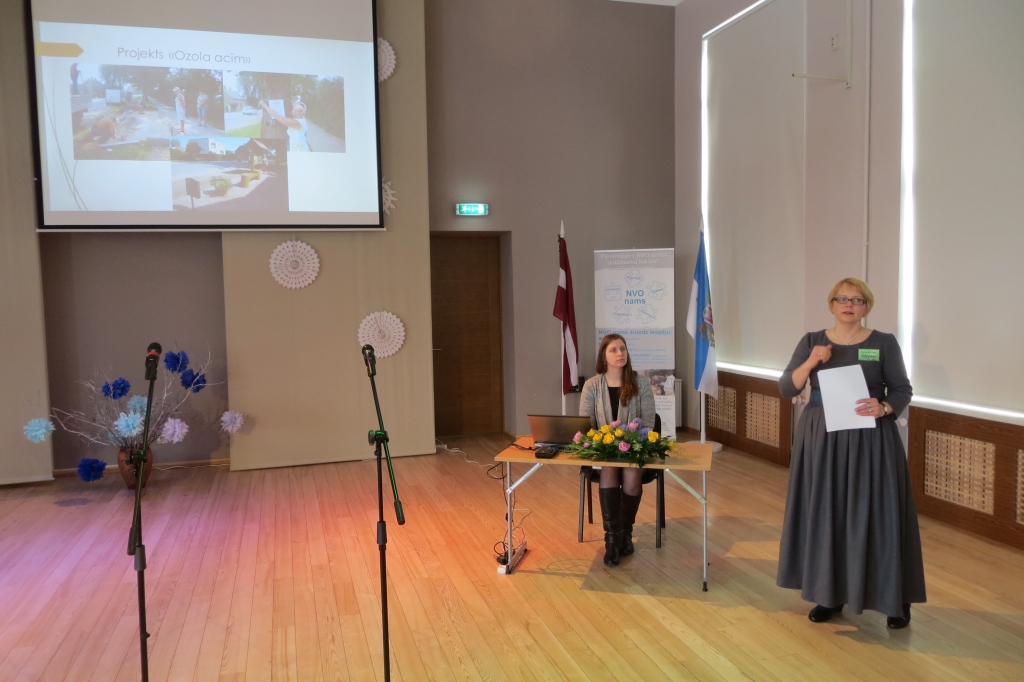 Beāta Bundule Rīgas sieviešu biedrību saietā prezentēja «Liepu» sadarbību ar fondiem, pašvaldību, citām nevalstiskajām organizācijām.
Autors: No albuma.