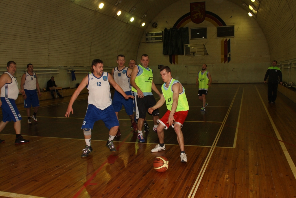 Basketbola kluba «Dartija» veterāni (baltajos tērpos) pēdējā spēlē pārspēja «Cerauksti» ar 56:44.
Autors: Uldis Varnevičs