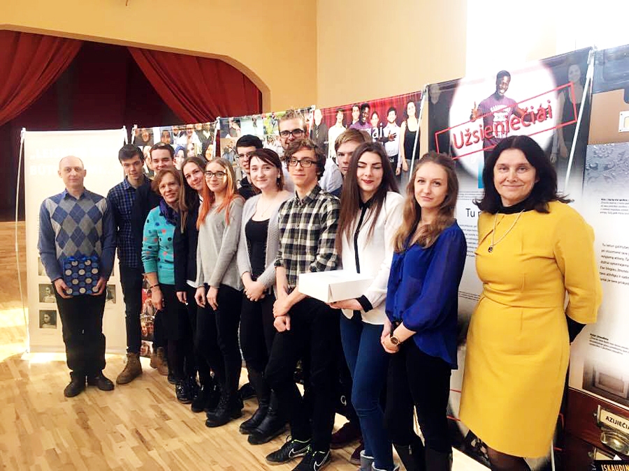 Skaistkalnieši izstādē «Atļauj man būt pašai!» Biržu pamatskolā.
Autors: no skolas albuma.