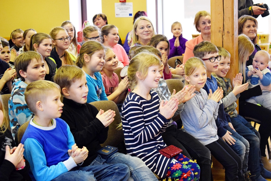 Ražotāju stāstījums aizrāva sarīkojuma dalībniekus.
Autors: no skolas albuma