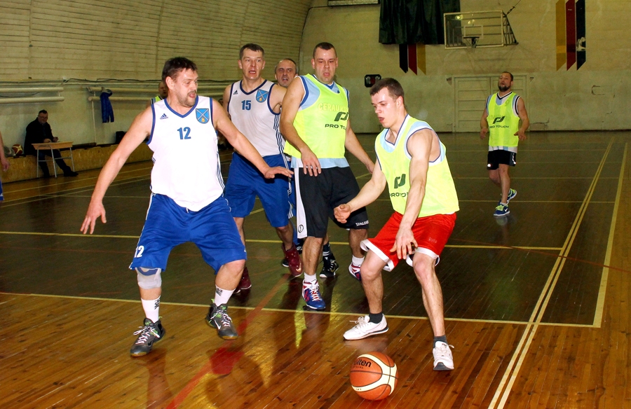 Basketbola kluba «Dartija» veterāni pēdējā spēlē pārspēja «Cerauksti» ar 56:44.
Autors: Uldis Varnevičs