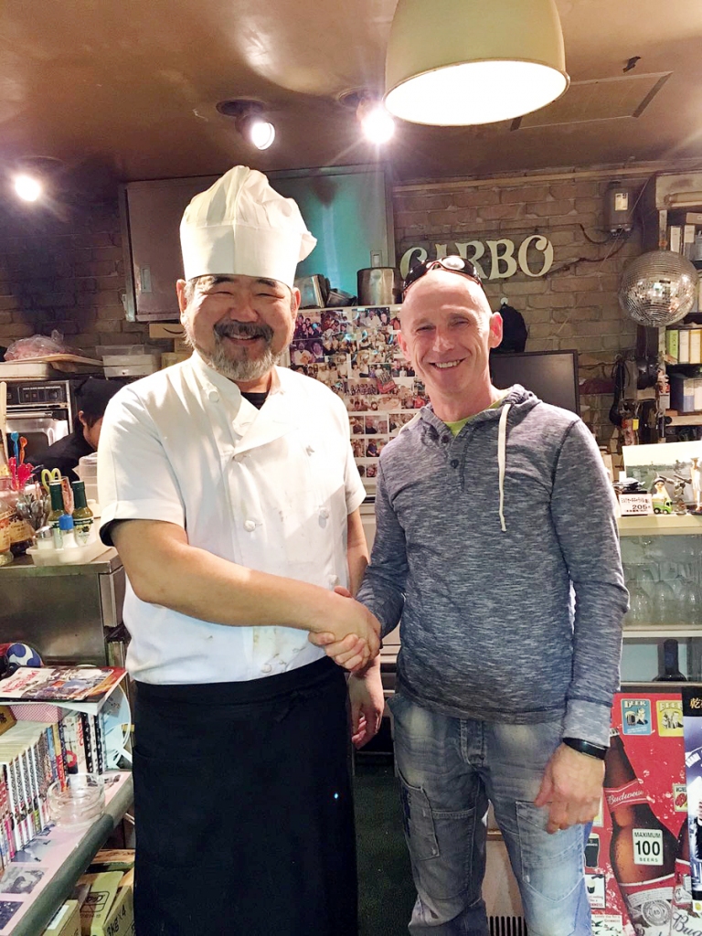 Vecumnieku meistars kopā ar eiropiešu iecienītās ēstuves, kur pasniedz nazi un dakšiņu, īpašnieku.
Autors: no personiskā albuma